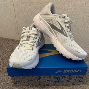 *** Womens Brooks Adrenaline GTS 22 Sz. 8.5. Very gently used ***